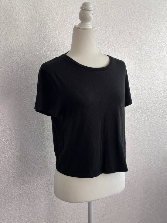Universal Thread Tops - Universal Thread Black Tee Size Medium Soft Cotton Basic Short Sleeve Everyday